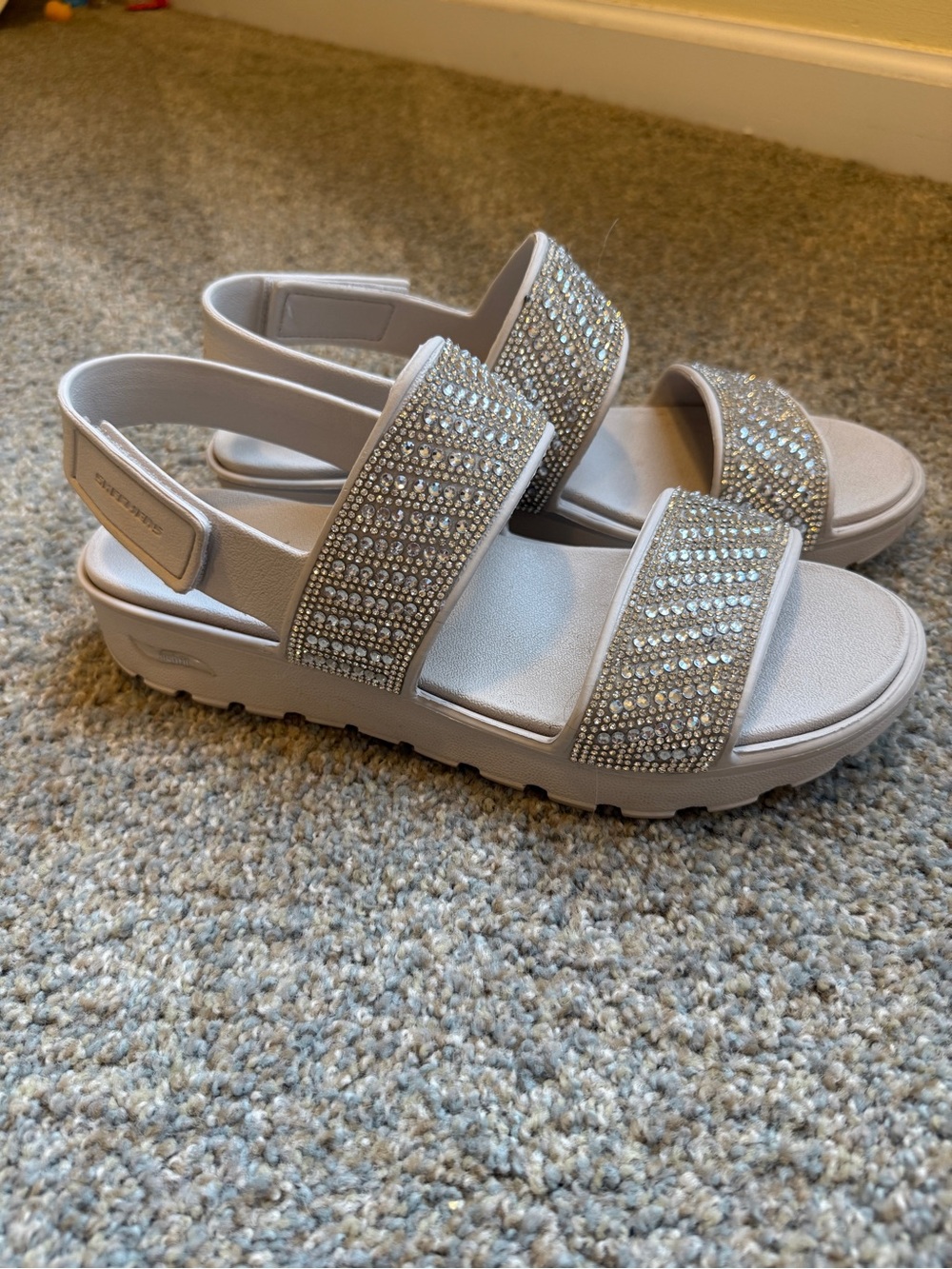 Skechers Women’s foamies white with silver Crystal Strap Sandals size 10